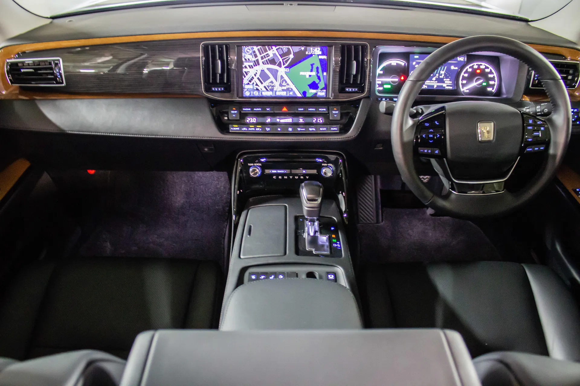 Toyota Century interior - Cockpit