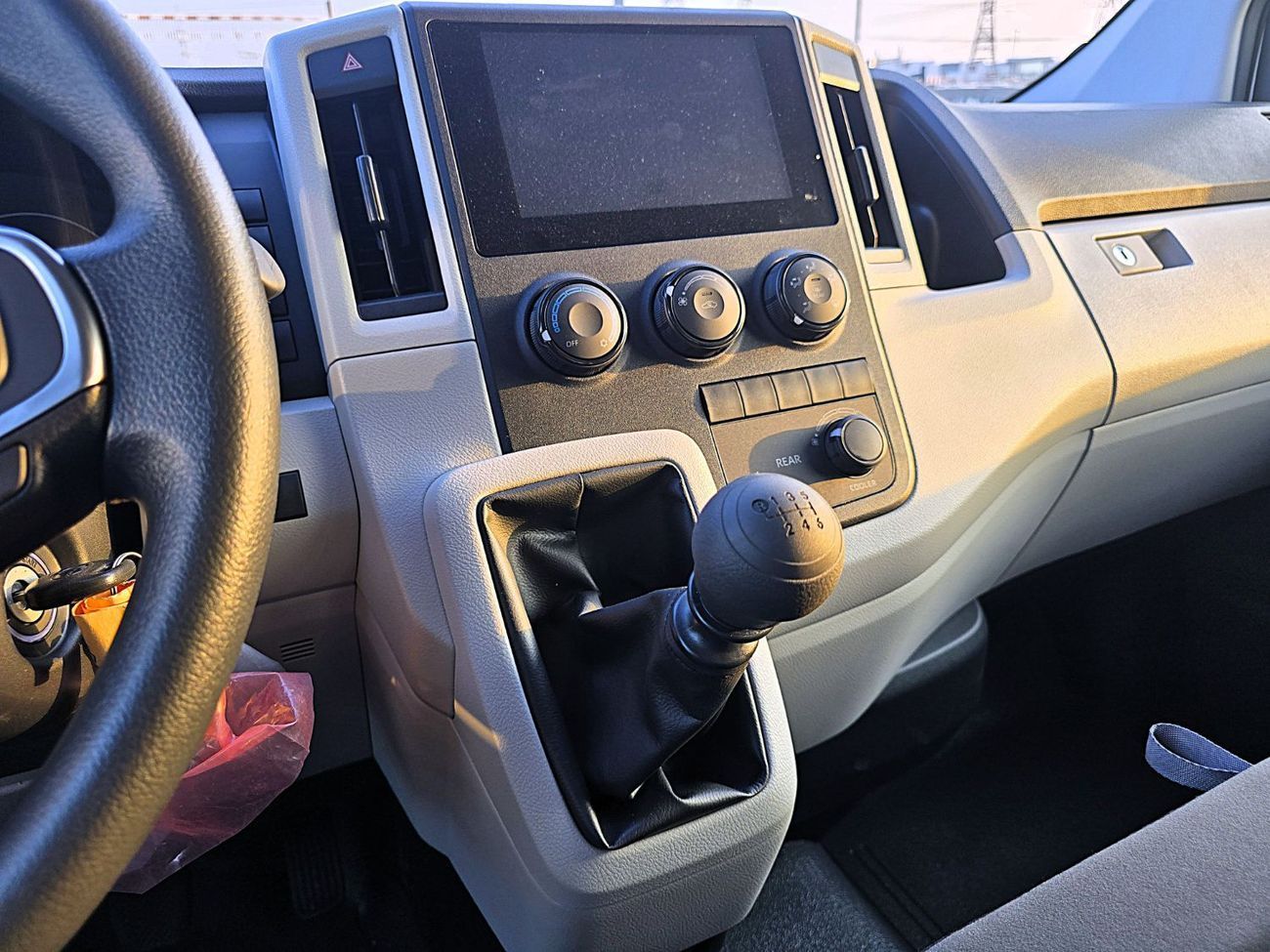 Toyota Hiace Toyota Hiace Std Roof Newshap 2.8l Diesel M/T 15 Seats White Color 2025 Model