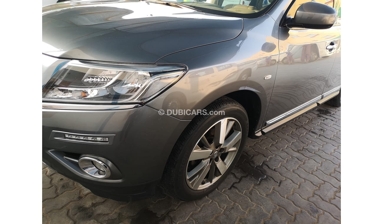 Nissan Pathfinder Pathfinder 3.5 SV 4WD AT + Navigation, SV 6 Cylinders 3.5L CVT transmission  Top of the range. Full