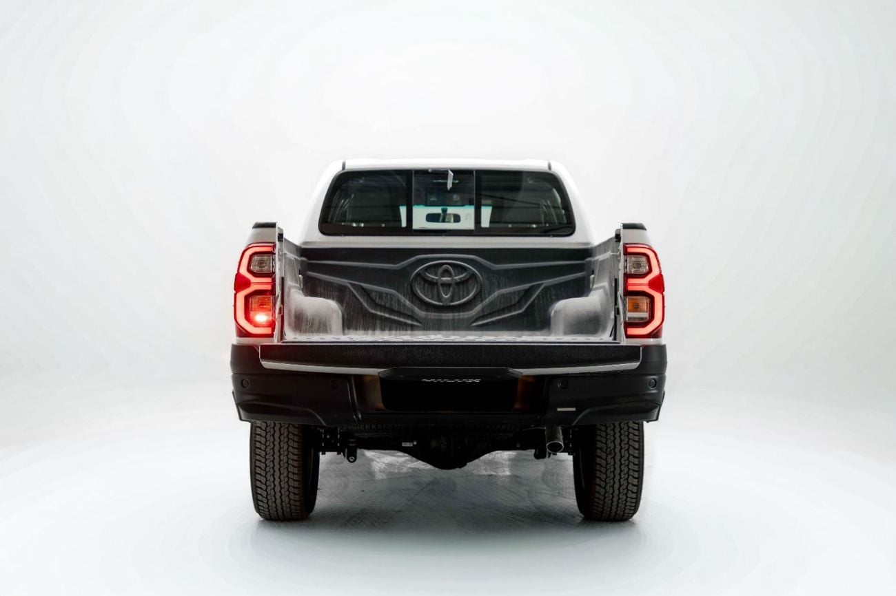 تويوتا هيلوكس Adventure 4.0L - Platinum White Inside MLM Black | Export Only