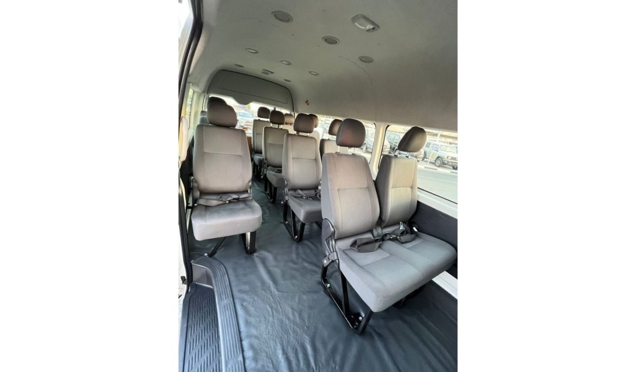 Toyota Hiace 2018 Toyota Hiace Highroof 12+ Seats / Manual and Al futtaim