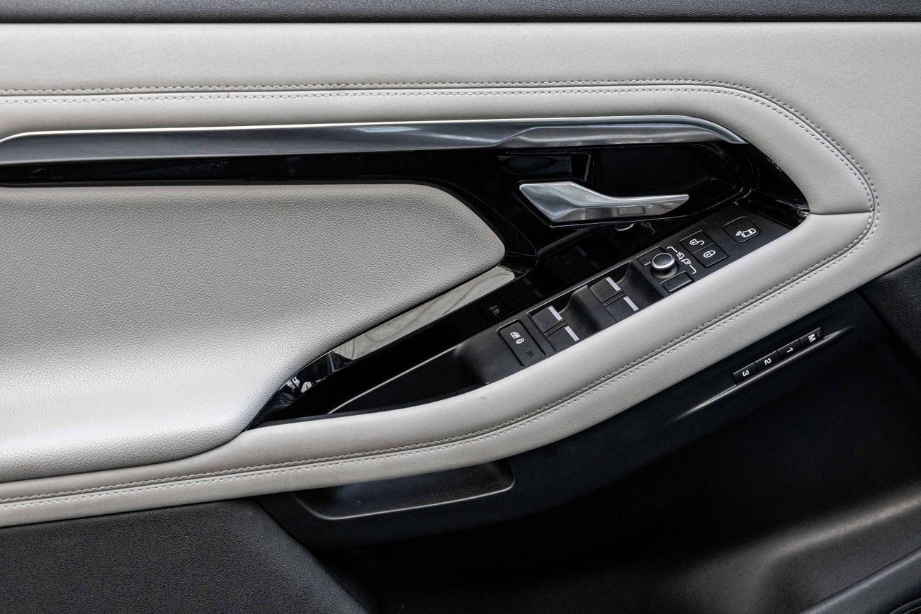 لاند روفر رانج روفر إيفوك Range Rover Evoque R-Dynamic SE | 2,115 P.M | 0% Downpayment | Agency Service History