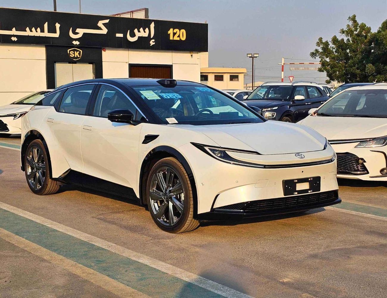 Toyota bZ5 630 MAX KM / ELECTRIC WITH CHARGER / PANORAMIC ROOF / RADAR (CODE # BZ5E)