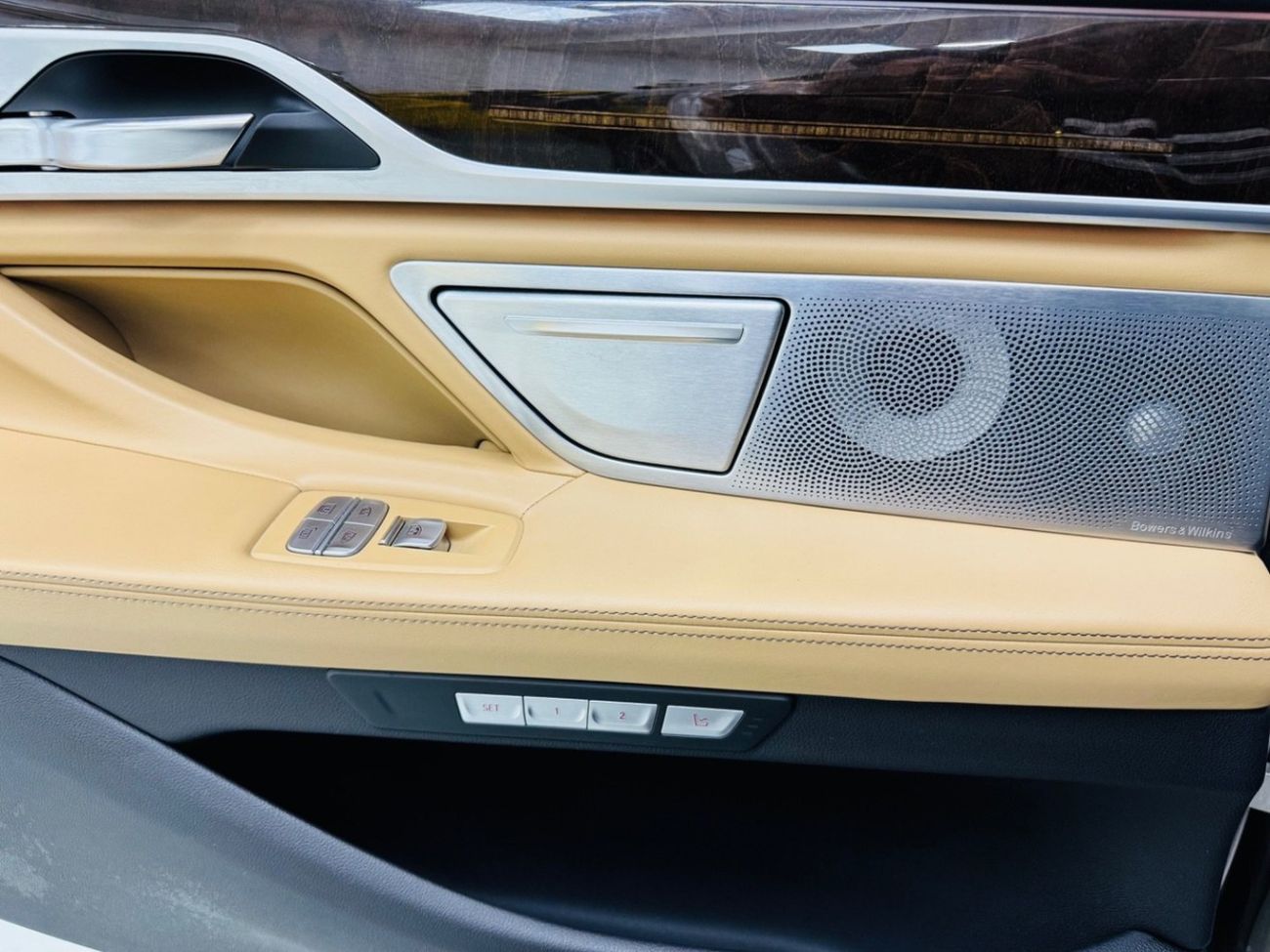 بي أم دبليو 750Li Luxury 4.4L (523 HP)