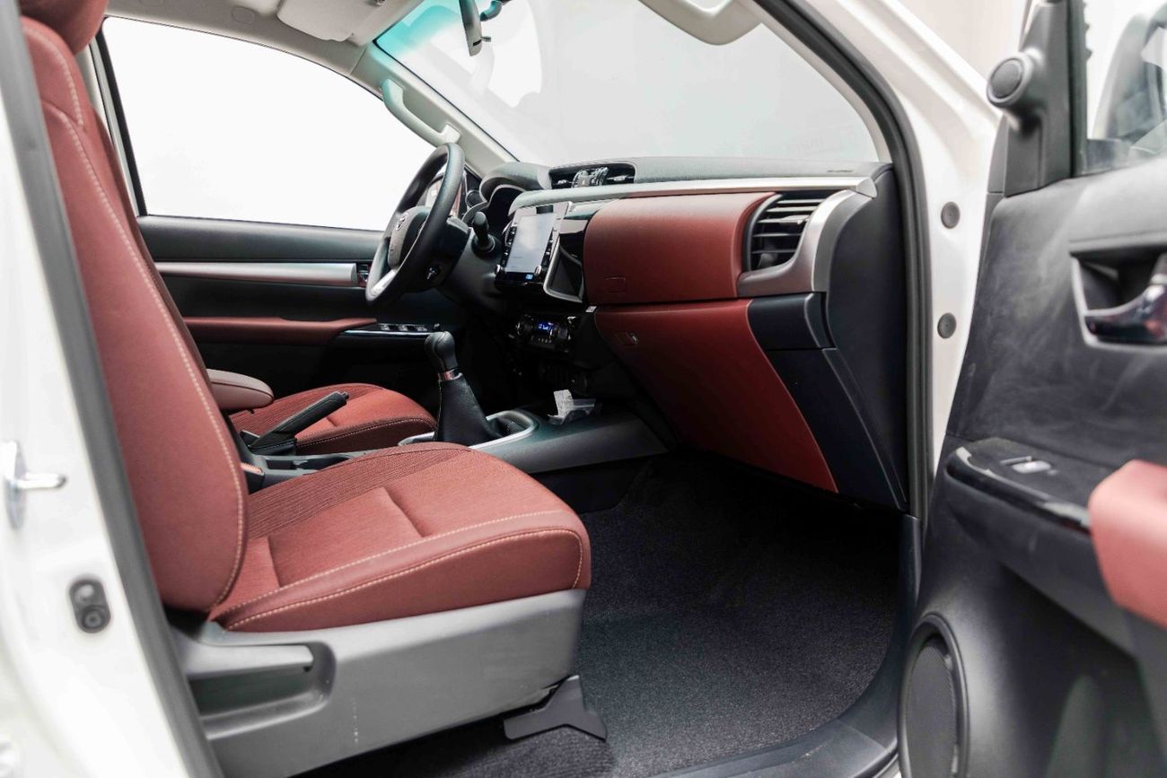 تويوتا هيلوكس Double Cab 2.7L - Manual - Super White Inside Maroon | Export Only