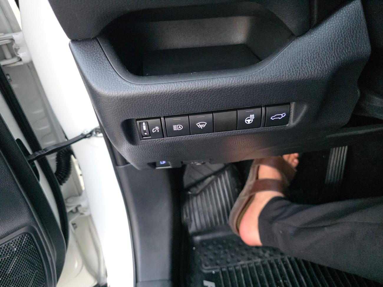 Toyota RAV4 2020 XSE hybrid Sunroof , 4x4 , Push button and original leather