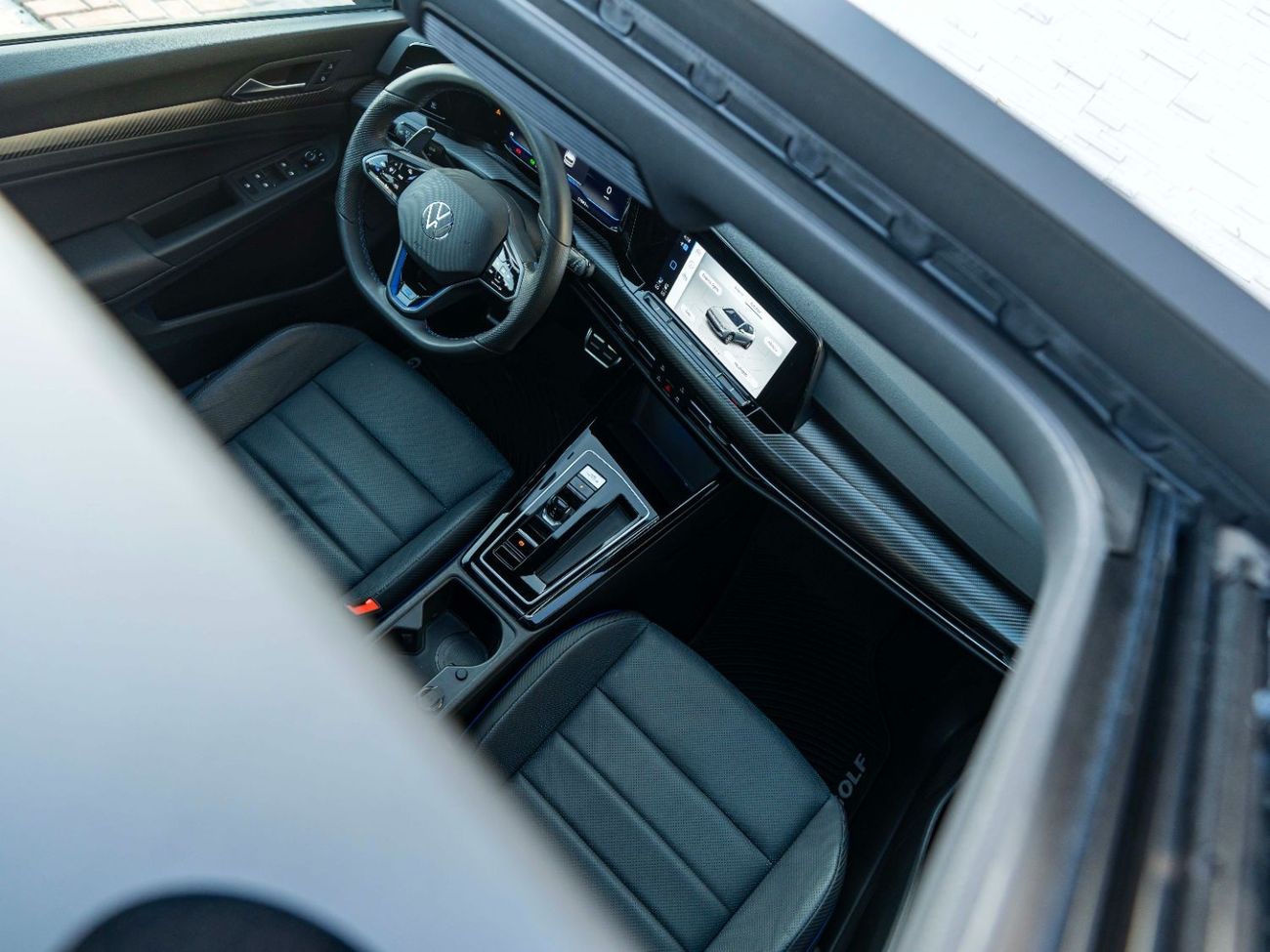 فولكس واجن جولف ار AED 2,595 PM • GOLF R • ONLY 17,000 KM • OFFICIAL VOLKSWAGEN WARRANTY UNTIL 07/2025 • CLEAN TITLE