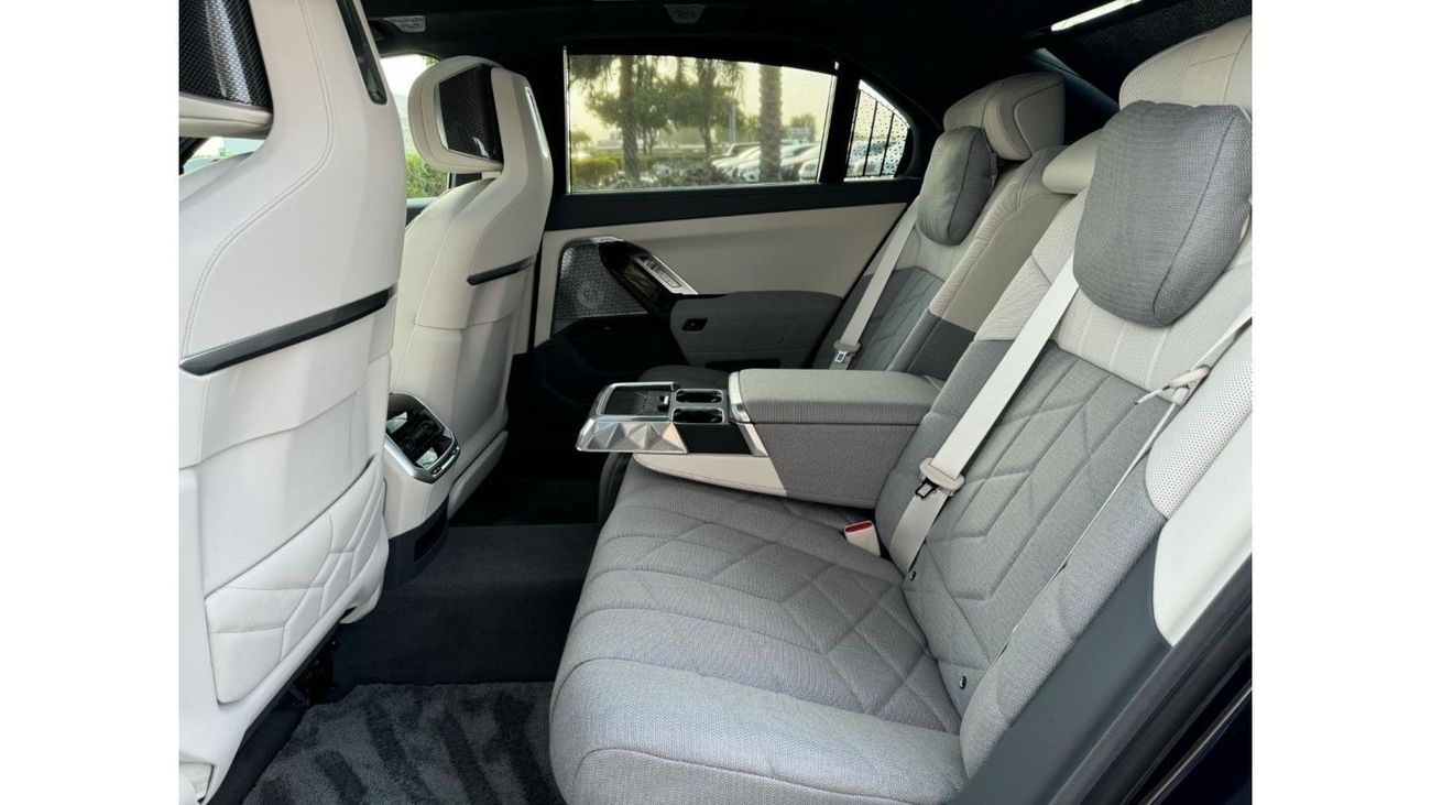 BMW i7 GCC SPEC UNDER WARRANTY AND SERVICE CONTRACT