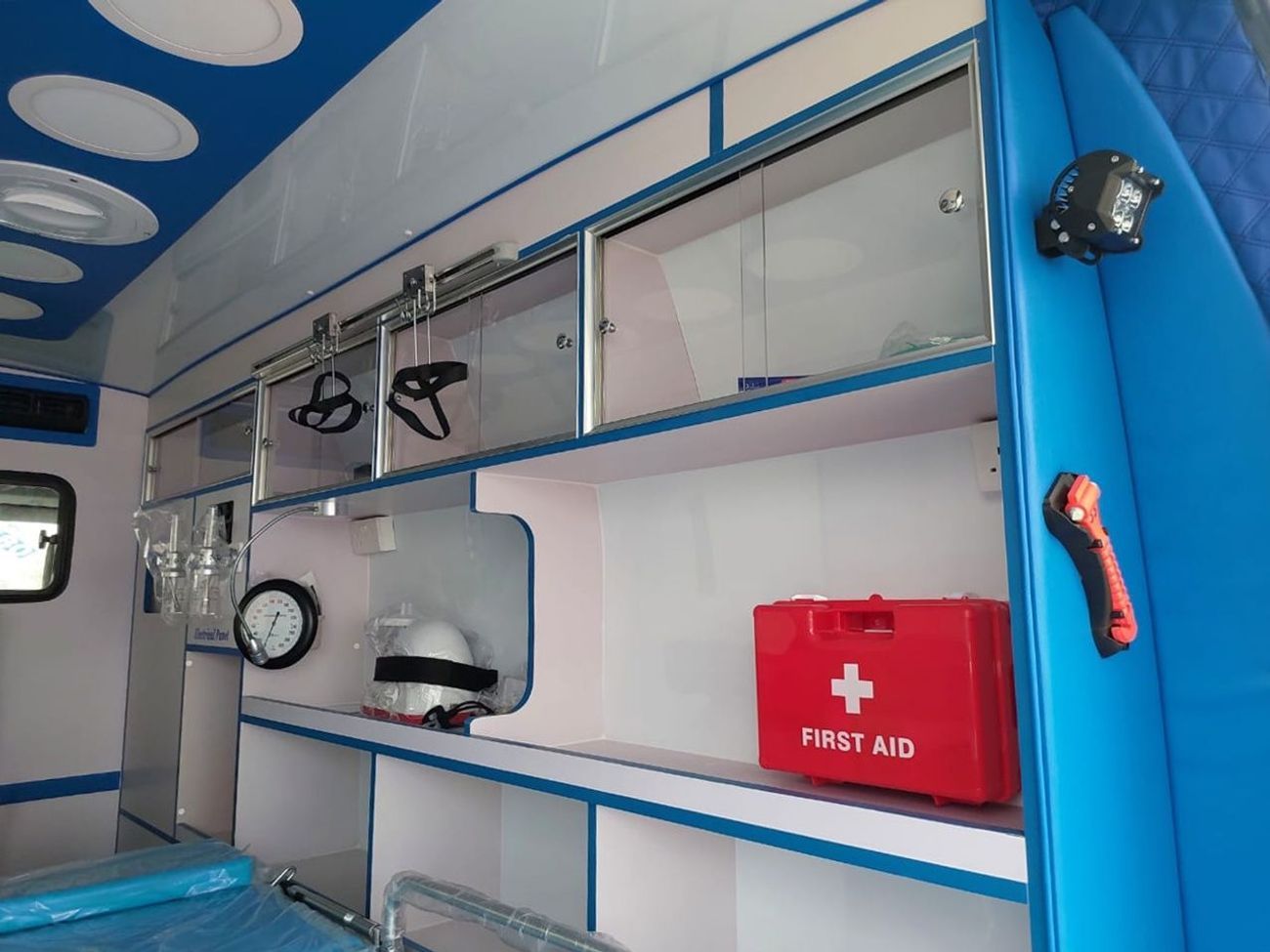 تويوتا هاياس TOYOTA HIACE VAN AMBULANCE RHD 2021 MODEL 2.8 L DIESEL AUTOMATIC(PM10424)