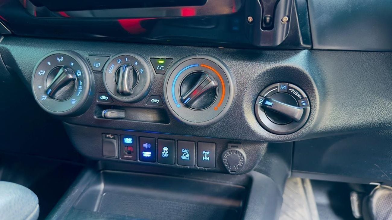 تويوتا هيلوكس GR SPORTS BODY KIT INSTALLED | LEATHER SEATS | NUDGE BAR | SPORTS BAR | 2.8L DIESEL ENGINE | AUTO |