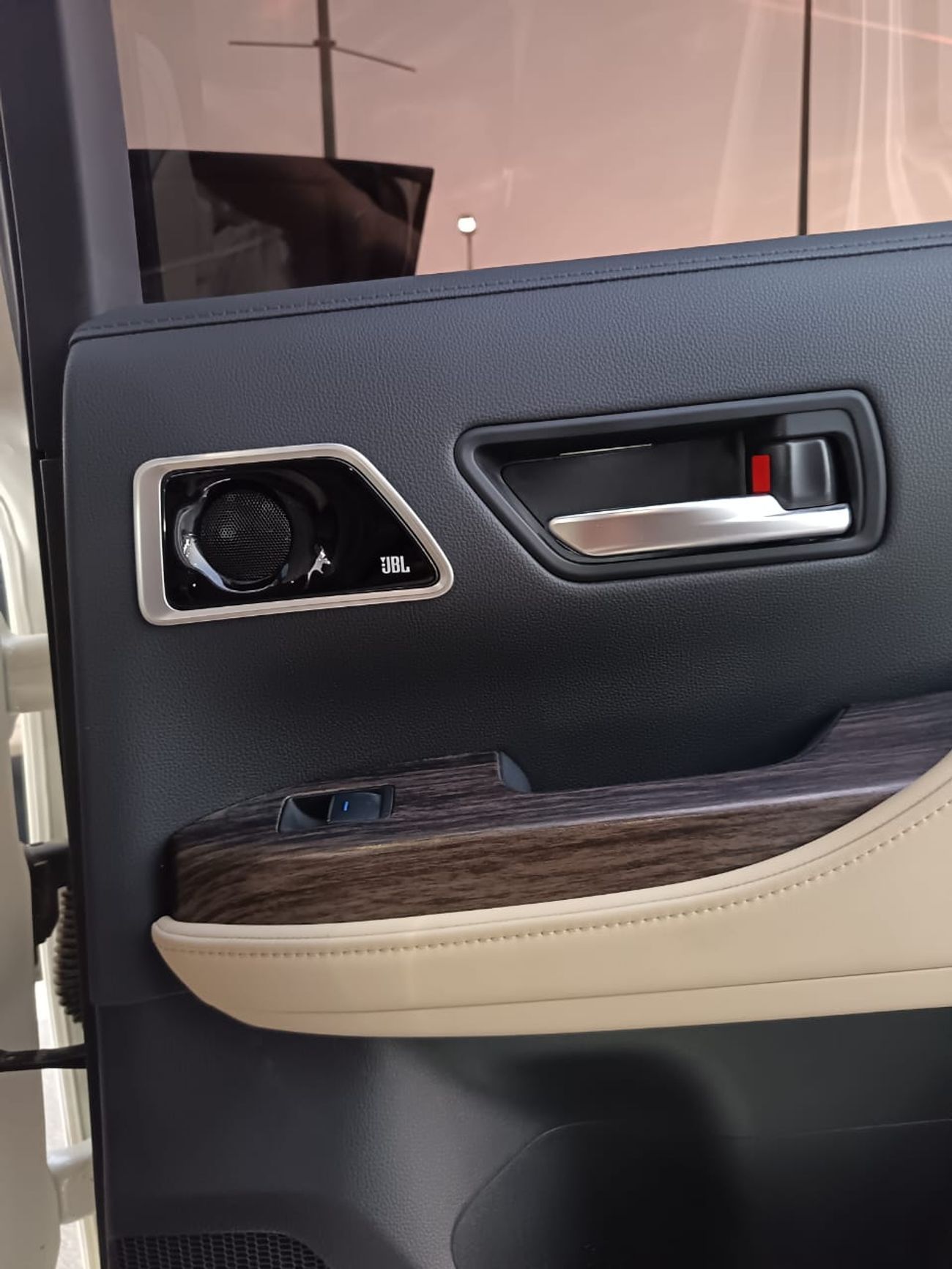 تويوتا لاند كروزر VXR 4.0L LHD-4WD-PETROL-6 CYLINDER-AUTOMATIC-7 SEATS-5 DOORS