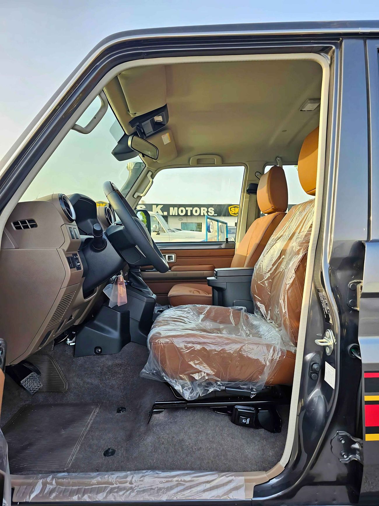 Toyota Land Cruiser 70 LC76  / A/T / 2.8L V4 DIESEL / WINCH SNORKEL / DVD CAMERA / HIGH OPTION / CODE # LX-Z