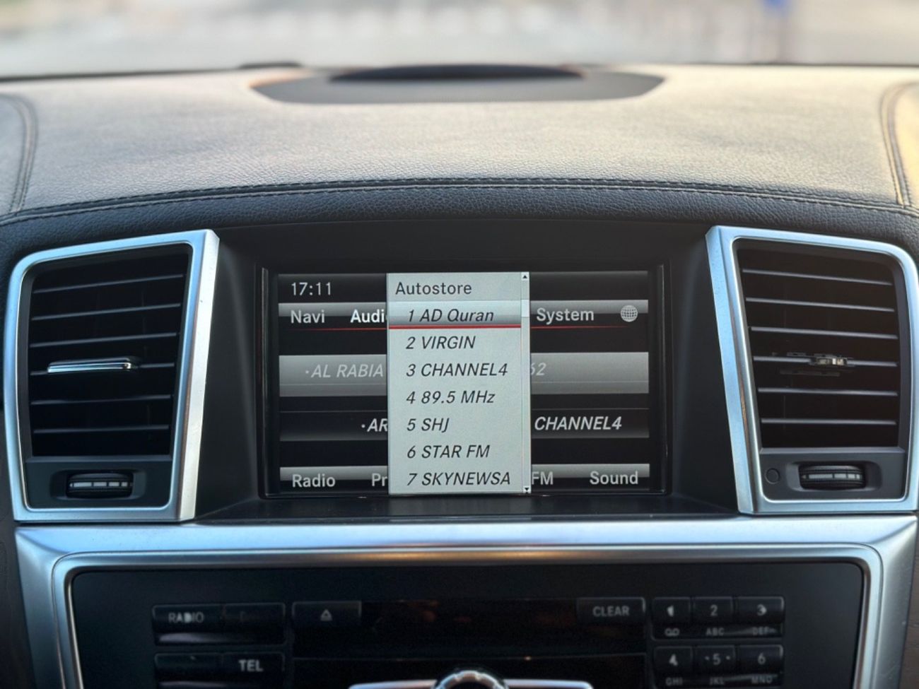 مرسيدس بنز ML 63 AMG موديل 2015 حاله ممتازه صبغ وكاله بالكامل فل مواصفات بانوراما وردار