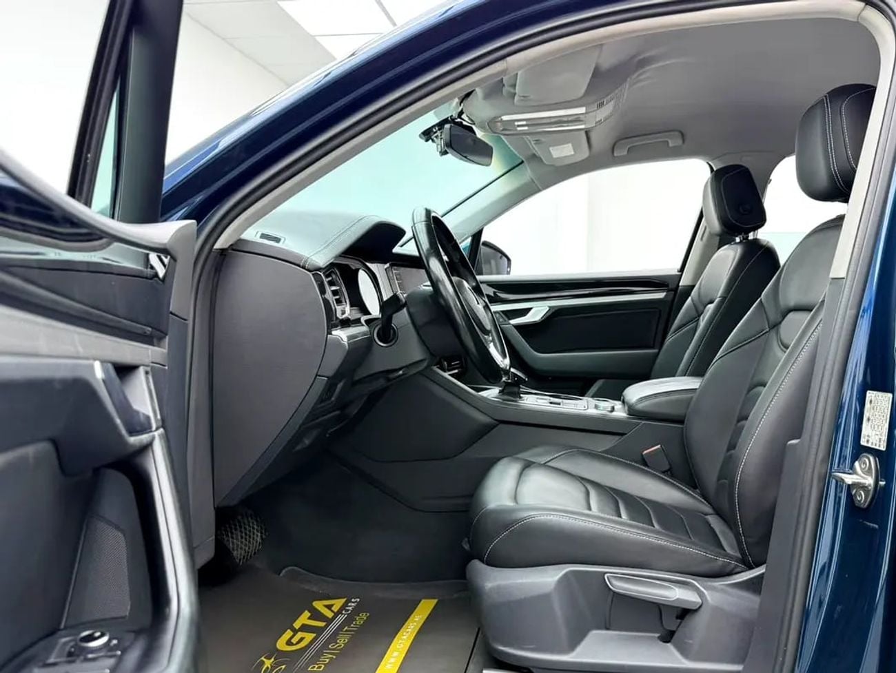 فولكس واجن طوارق Trendline, Full Service History, Fully Loaded, Excellent Condition, GCC