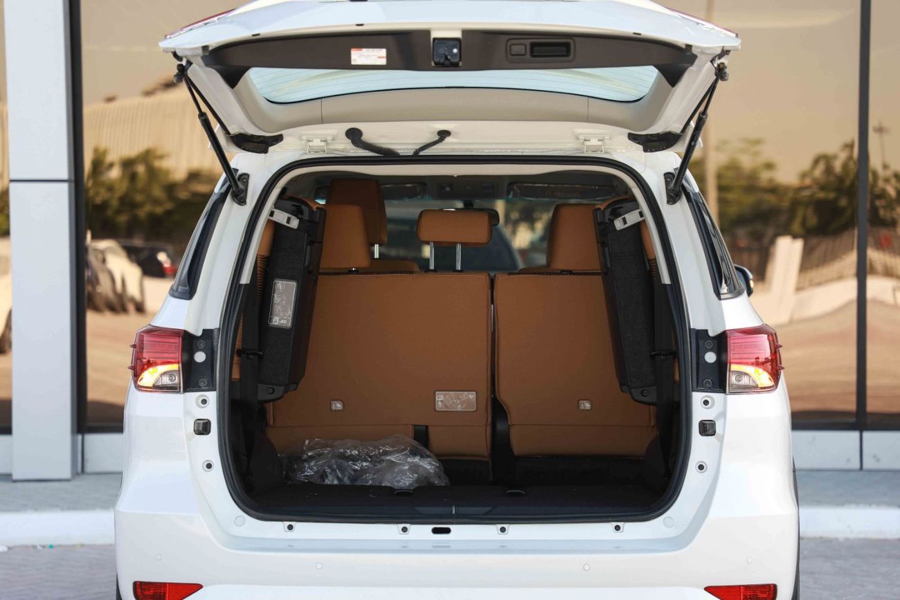 تويوتا فورتونر 2025 Toyota Fortuner GXR 4.0 - Platinum White inside Beige | Export Only