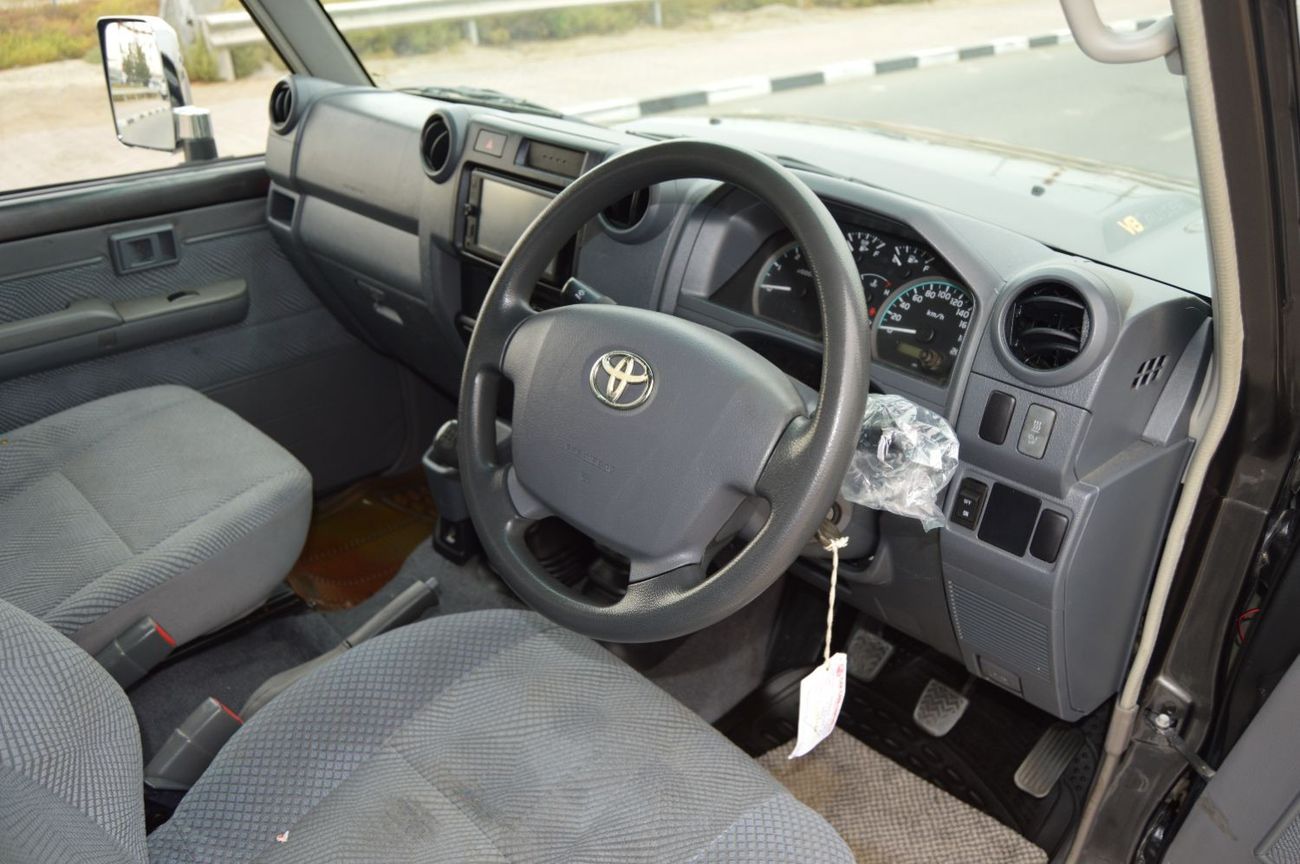 Toyota Land Cruiser Pick Up single cube 4.5 L, perfect inside and outside