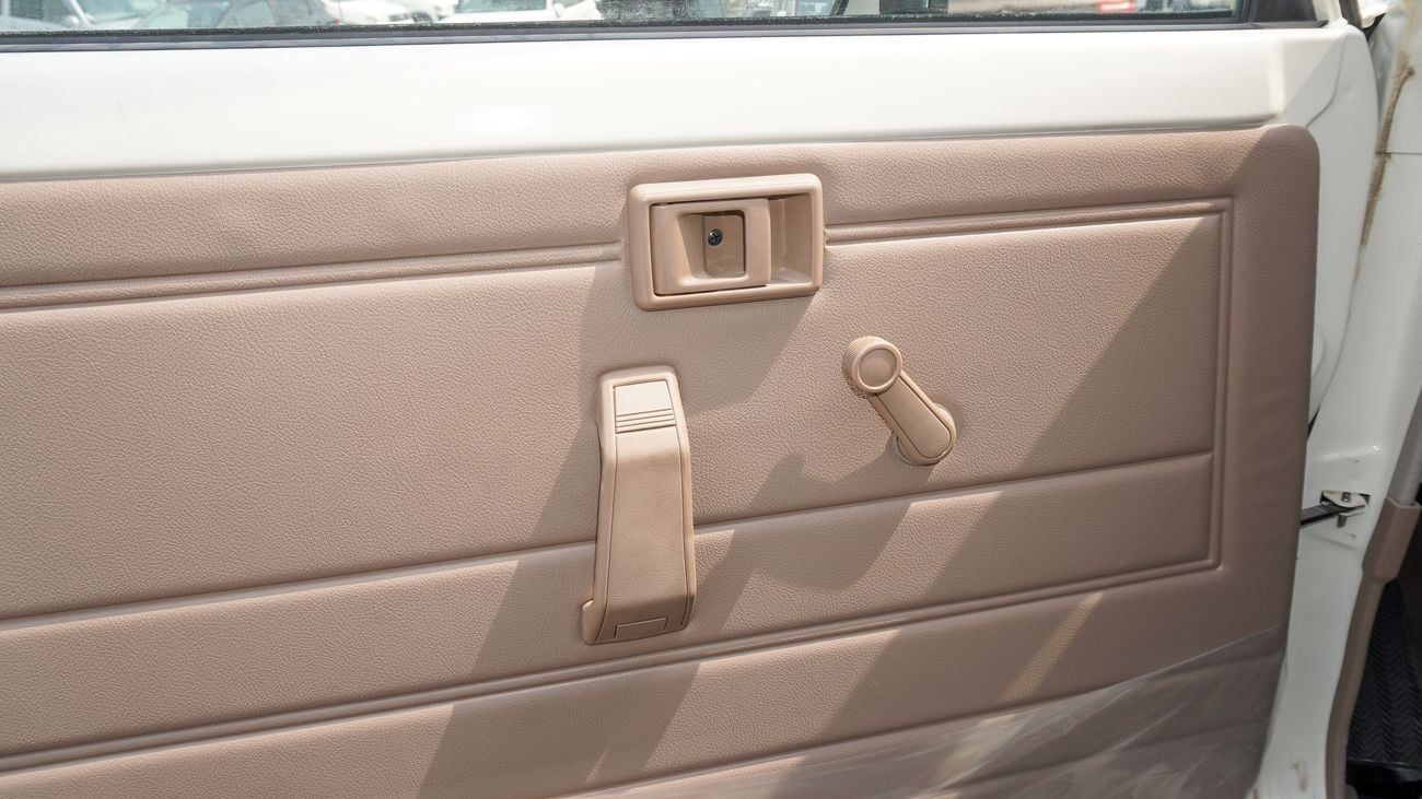 Toyota Land Cruiser 70 4.0L M/T