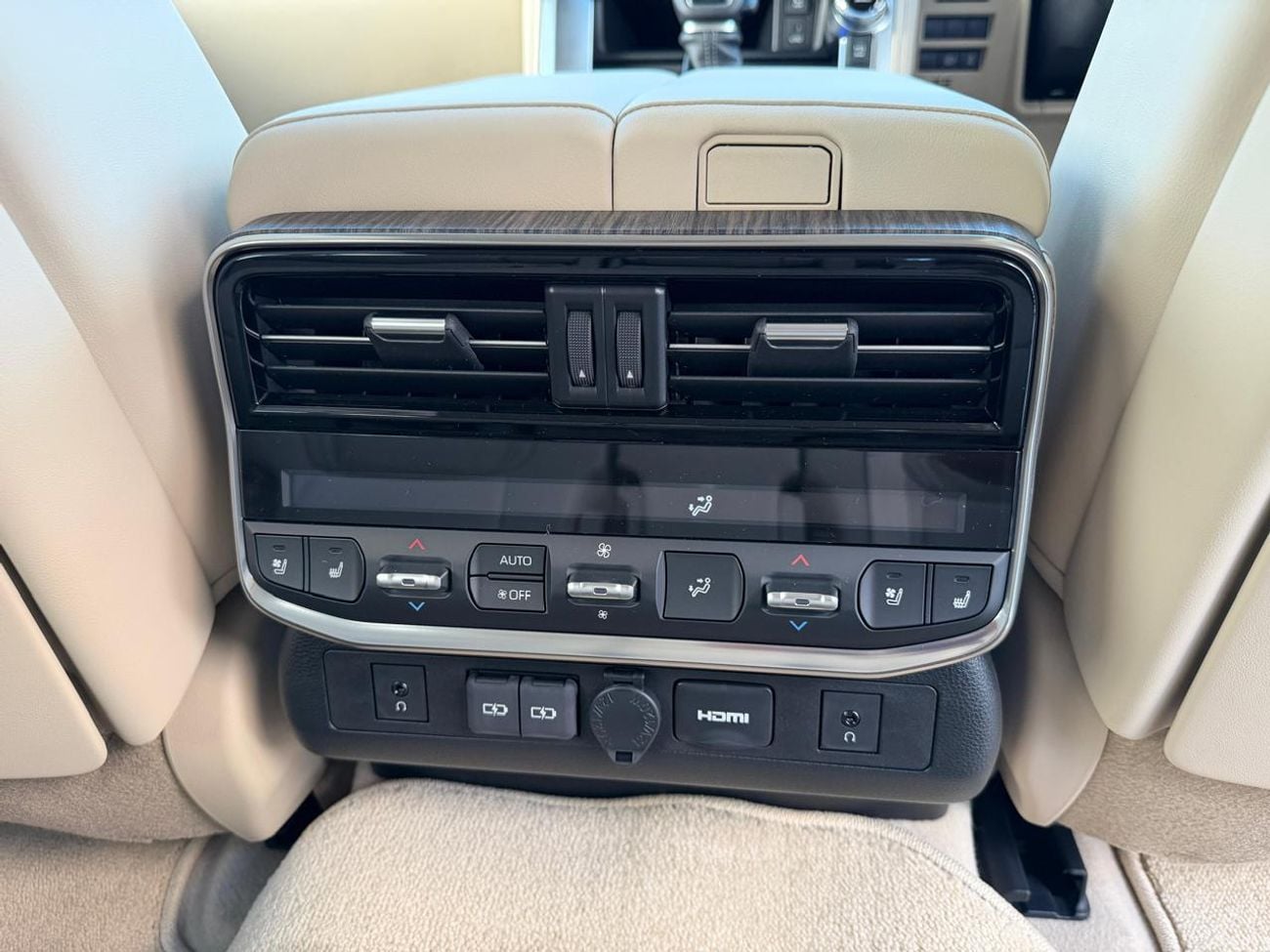 تويوتا لاند كروزر 2025 TOYOTA LAND CRUISER SAHARA 3.3L TT RHD