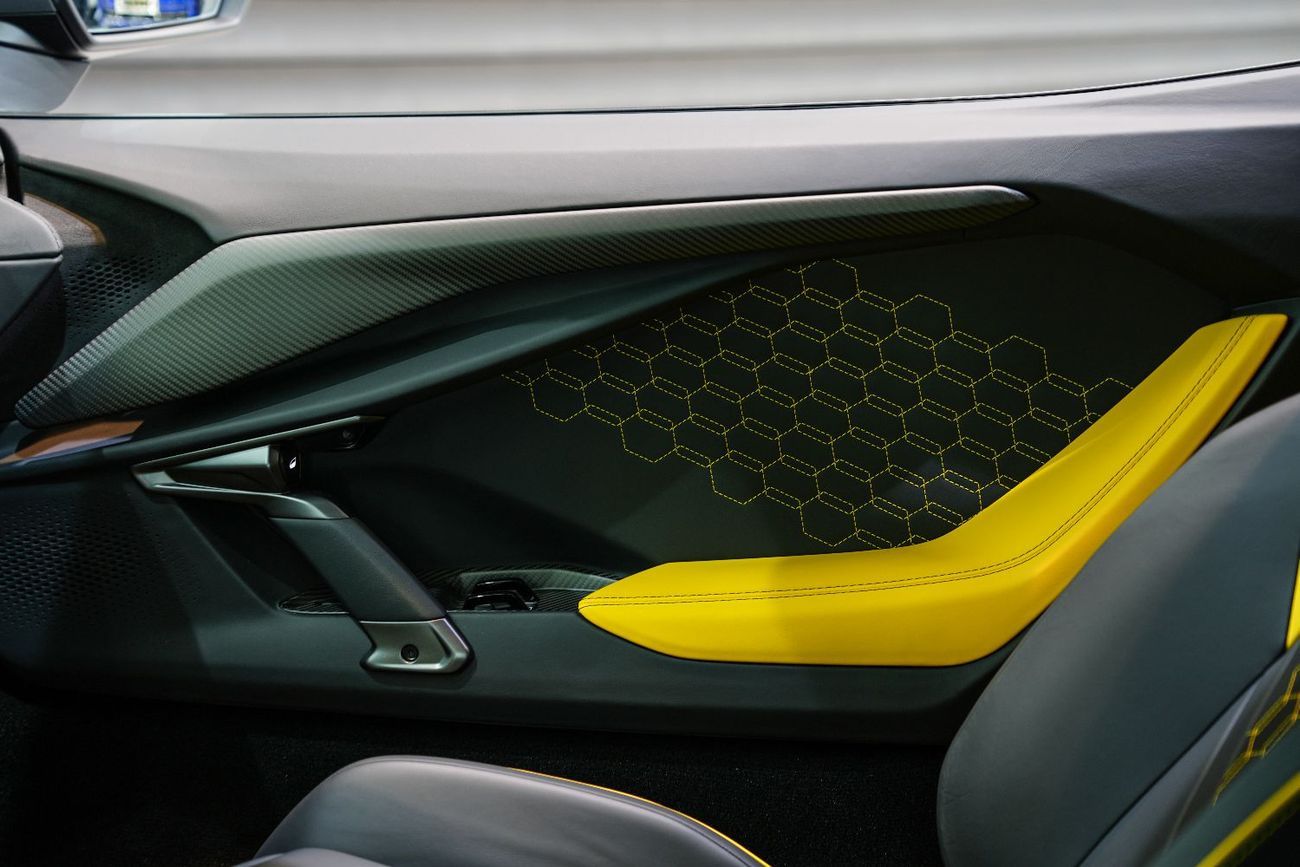 لامبورغيني ريفويلتو 6.5L V12 Hybrid 2024 Lamborghini Revuelto, Brand New, Carbon Fiber Interior, GCC Specs!!