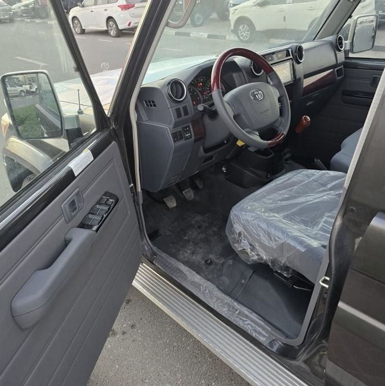 تويوتا لاند كروزر بيك آب 2023 LC79 4.5L V8 Diesel MT Full option