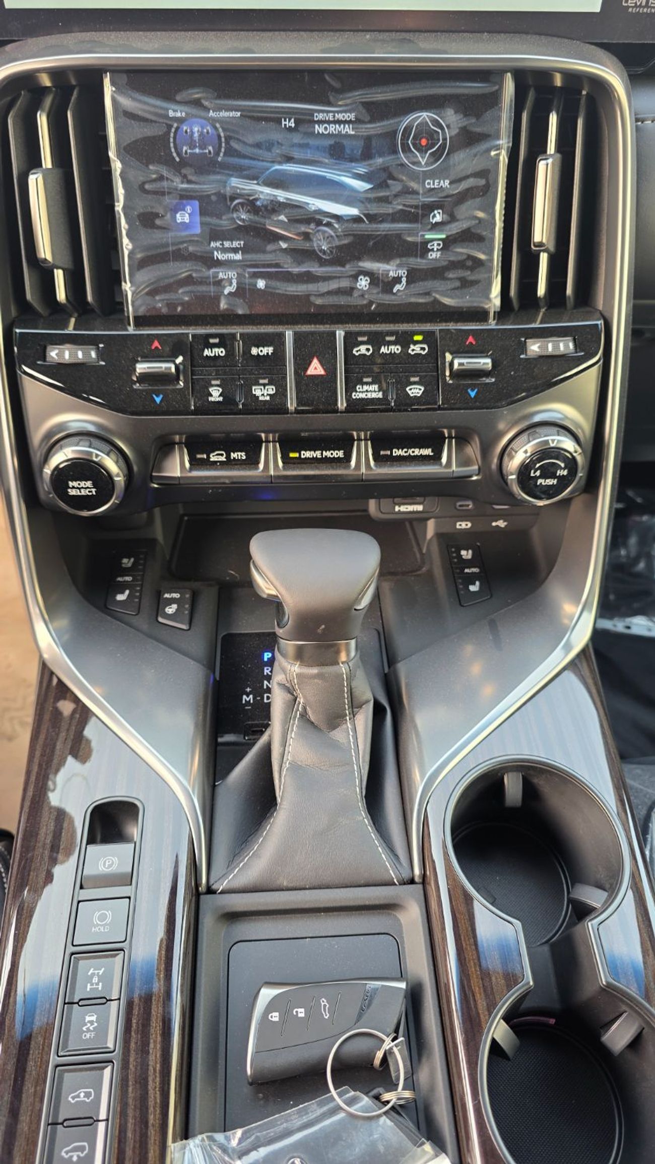 Lexus LX 600 VIP w/Black Pkg 3.5L