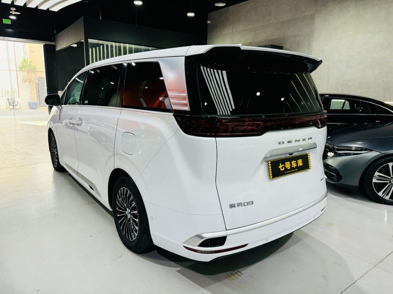 Denza D9 4WD Top Option