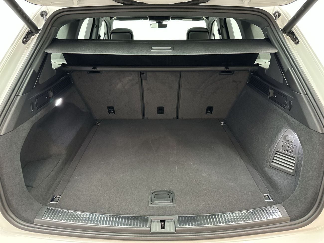 فولكس واجن طوارق Touareg R-Line + (Ref#00130) - 42,100 AED SAVINGS from New Car