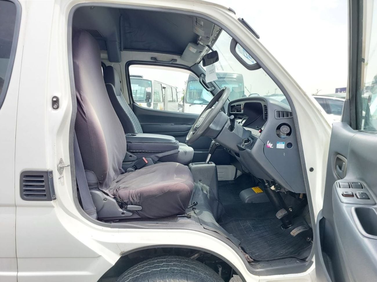 Toyota Hiace TOYOTA HIACE COMMUTER VAN RHD 2001 MODEL 3.0 L DIESEL AUTOMATIC(PM02185)