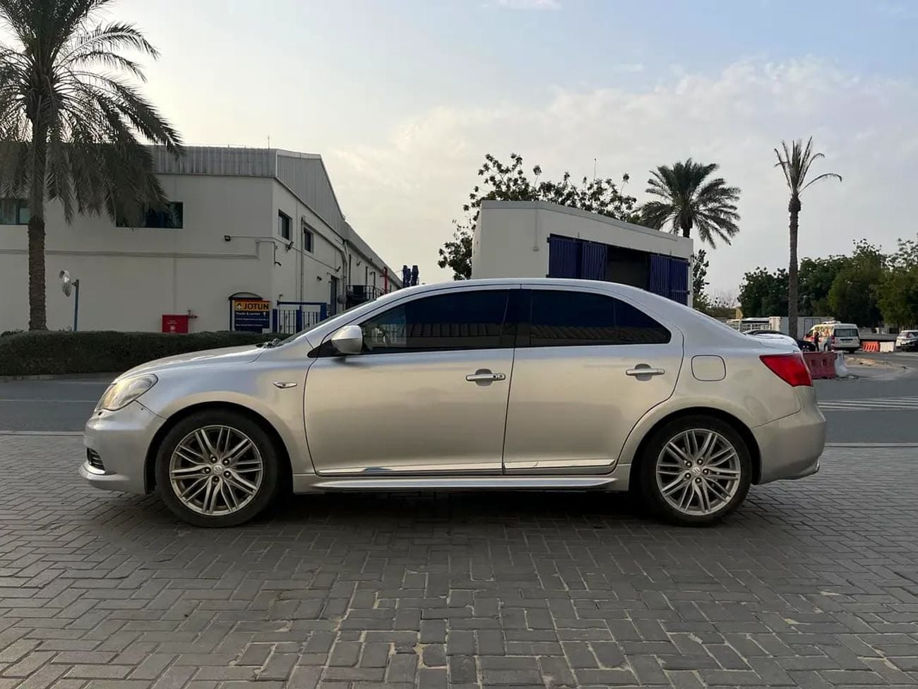 سوزوكي كيزاشي GCC | 2.4L 4-CYLINDERS