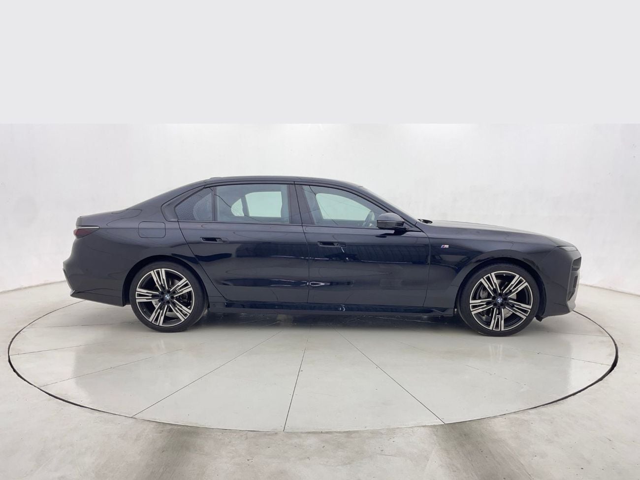 بي أم دبليو 740i 3L 2023 | 0 DP | 3942/Month | 30 Day Return | Service History