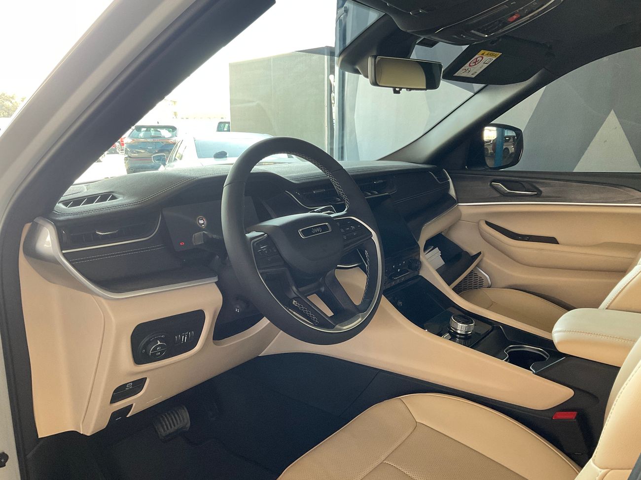 جيب جراند شيروكي Limited Plus | National Day Celebration | شامل الضمان | 0 ﺪﻔﻋﺓ ﺃﻮﻟﻯ