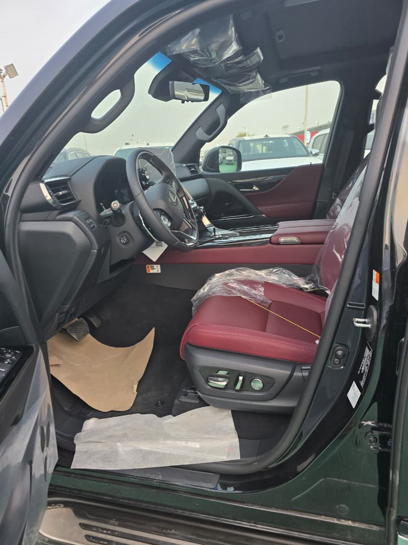 لكزس LX 700h Lexus LX 700h Hybrid 2026 – سيغنتشر فل أوبشن | أسود خارجي | داخلية حمراء