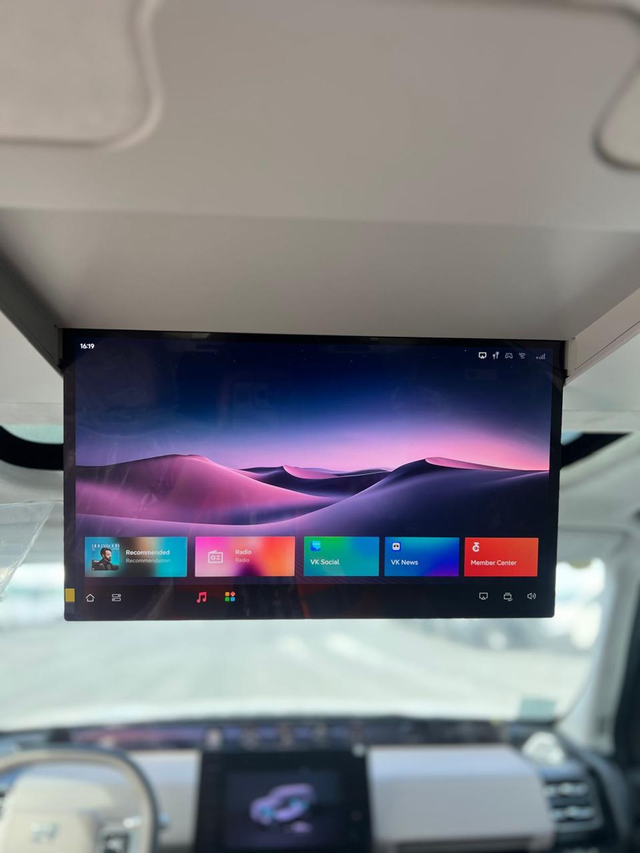 Jetour G700 2.0L Turbo engine with dual electric motors, delivering a combined 724 horsepower and 795 Nm torque,