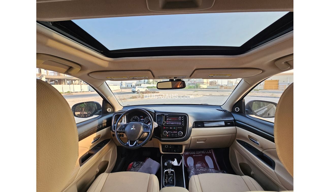 ميتسوبيشي آوتلاندر Full Option | Sunroof | Original Airbags | 7 Seats