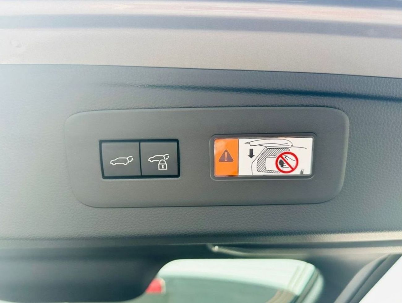 تويوتا برادو 2.4L GXL , LEATHER SEAT, PUSH START, ELECTRIC BACK DOOR, ALLOY WHEELS, MODEL 2024