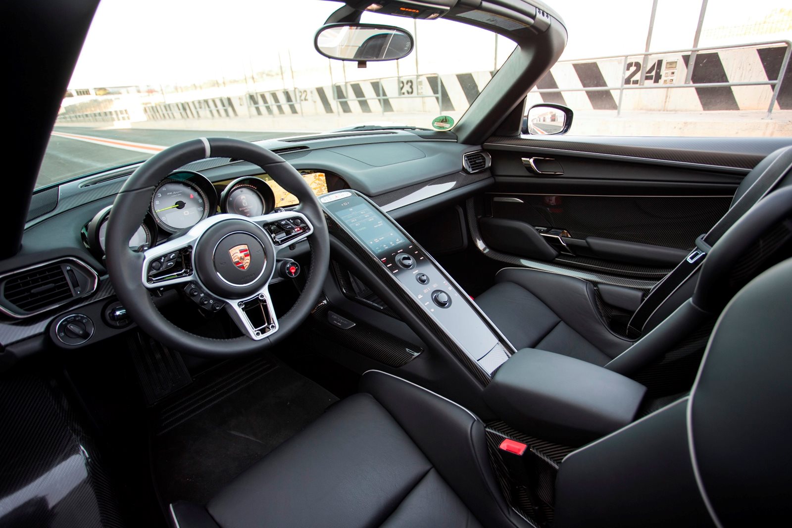 Porsche 918 Spyder interior - Cockpit