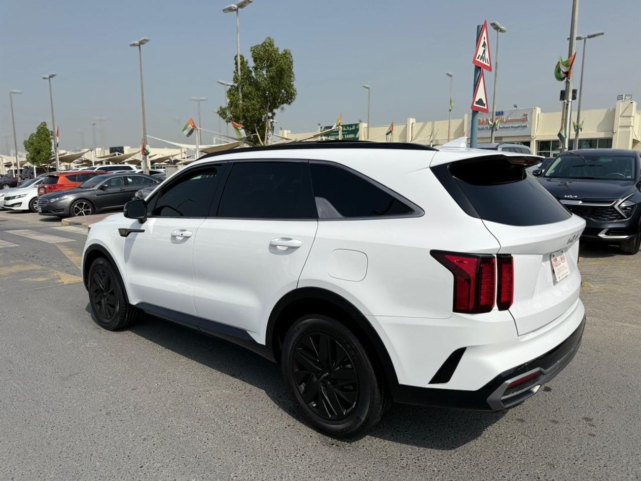 كيا سورينتو 2.5L LX (RWD)
