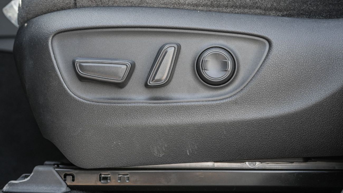 Toyota Land Cruiser 2025 Toyota Land Cruiser GXR 4.0L AT Petrol (White-Black)