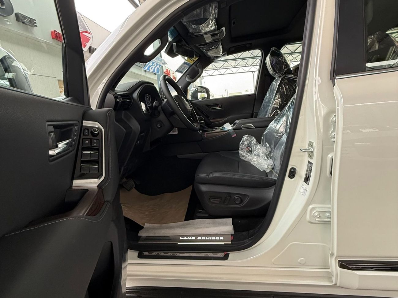 Toyota Land Cruiser 2026 LAND CRUISER 300 VX-HIGH 3.5 HYBRID TWINTURBO MHEV **EXPORT ONLY**التصدير فقط خارج الخليج***