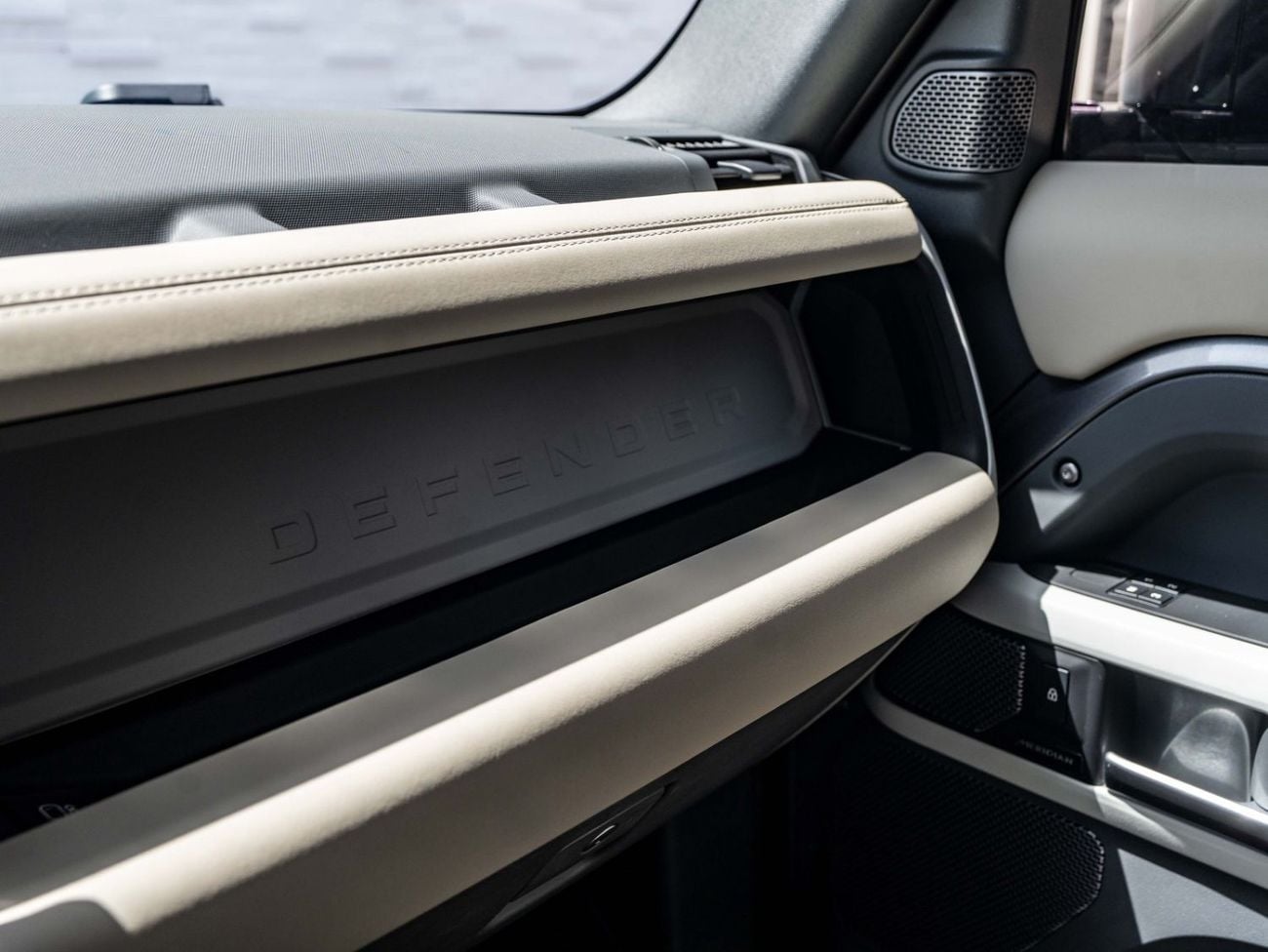 Land Rover Defender P300 110 SE 2.0L (5 Seater) Land Rover Defender 110 2024