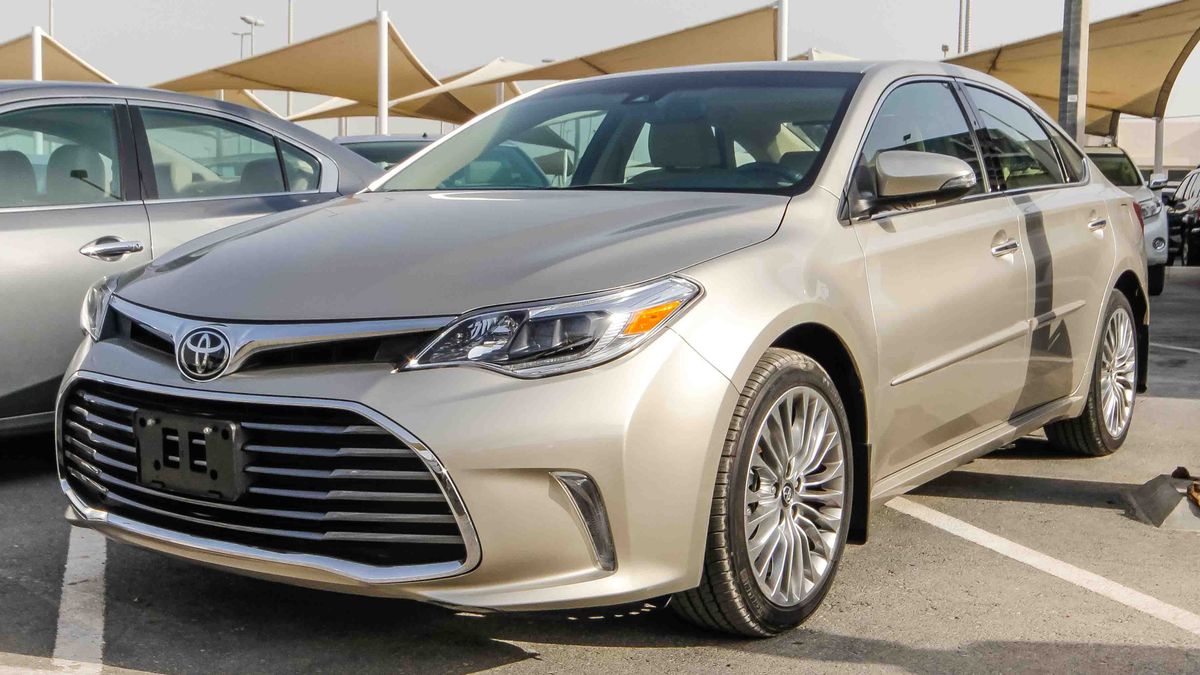 Toyota Avalon Limited for sale AED 110,000. Gold, 2017