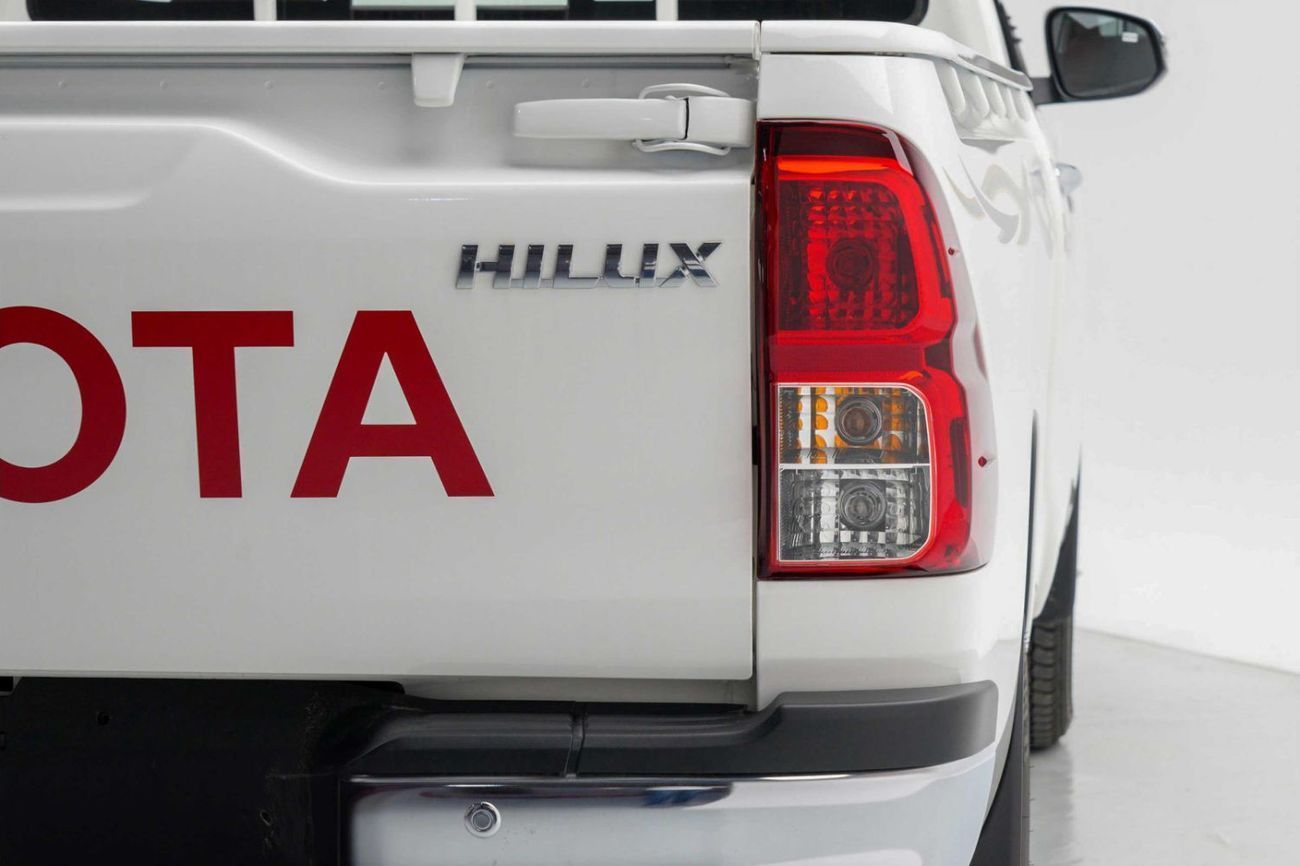 Toyota Hilux GL 2.7L 4X4 S/C STD(i) M/T PETROL