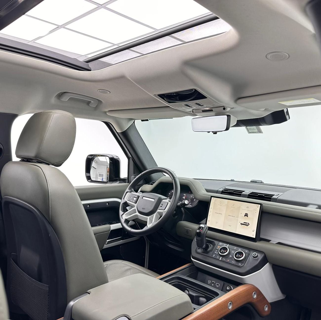 Land Rover Defender 2024 Land Rover Defender 110 SE P300, Sep/2028 Land Rover Warranty, Land Rover Full Service History,