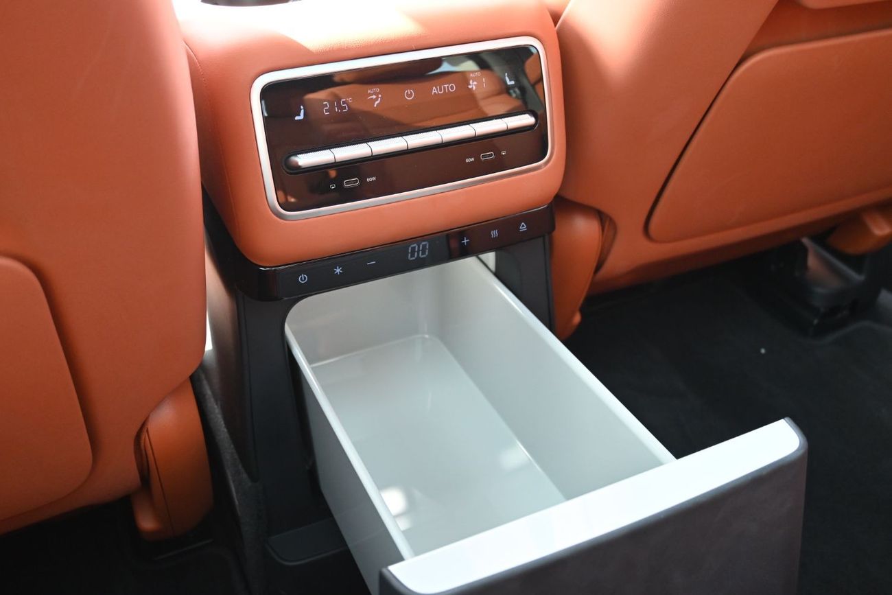 لي اوتو L9 Li L9 Ultra 1.5L Turbo Range Extended EV Model 2024 Color Silver