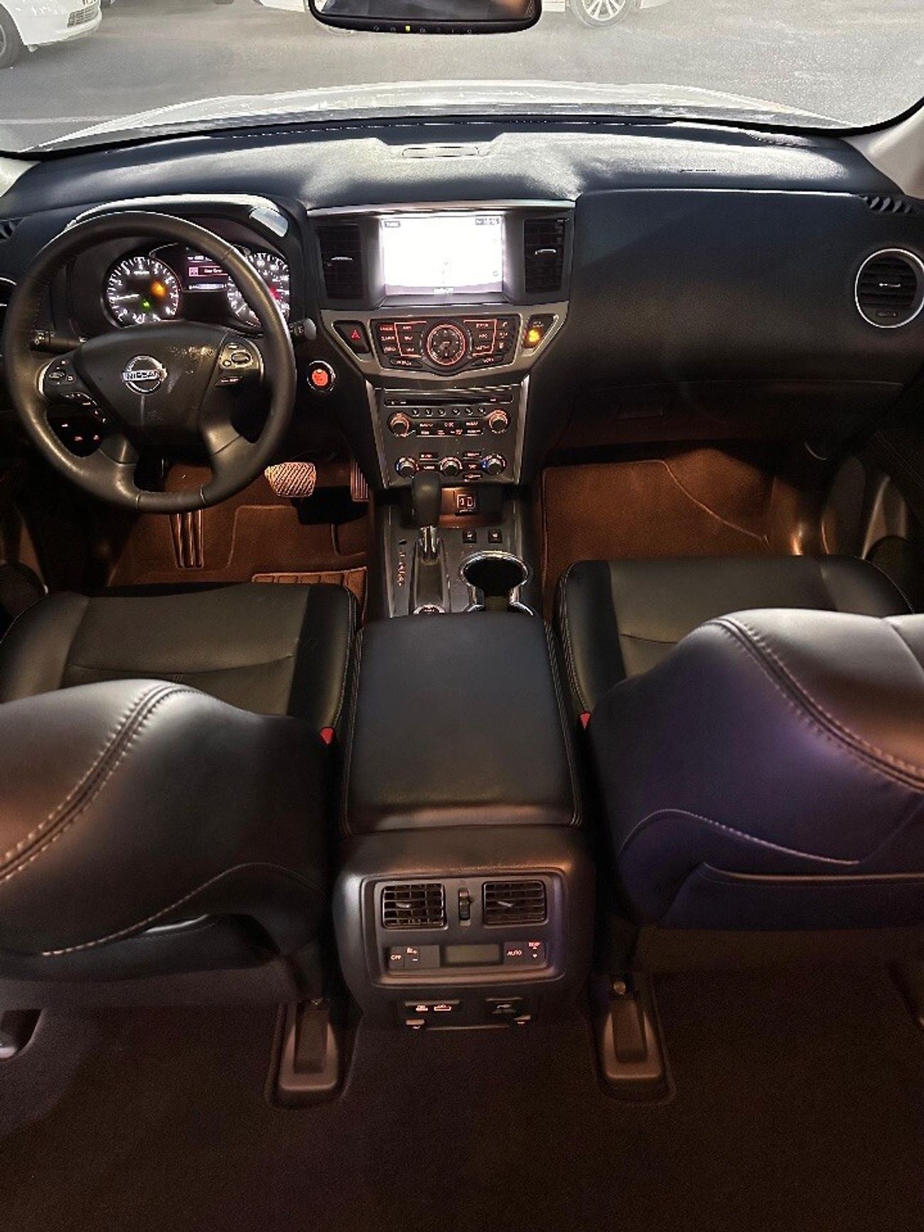 Nissan Pathfinder the car is in perfect condition, from the twentieth year, 4wd with an engine capacity of 3.5 360 cam