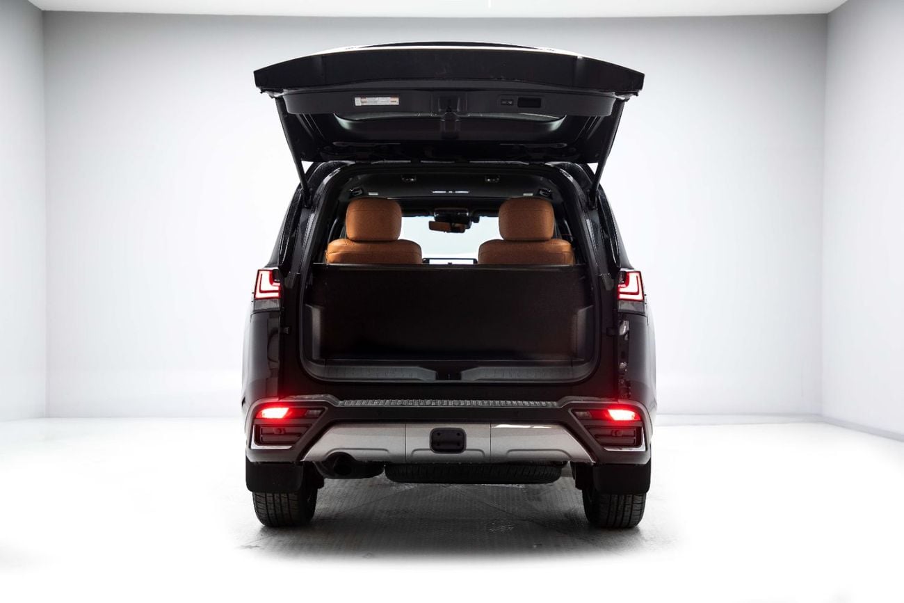 لكزس LX 700h VIP 3.5L - Graphite Black Inside VIP Sun Flair | Export Only