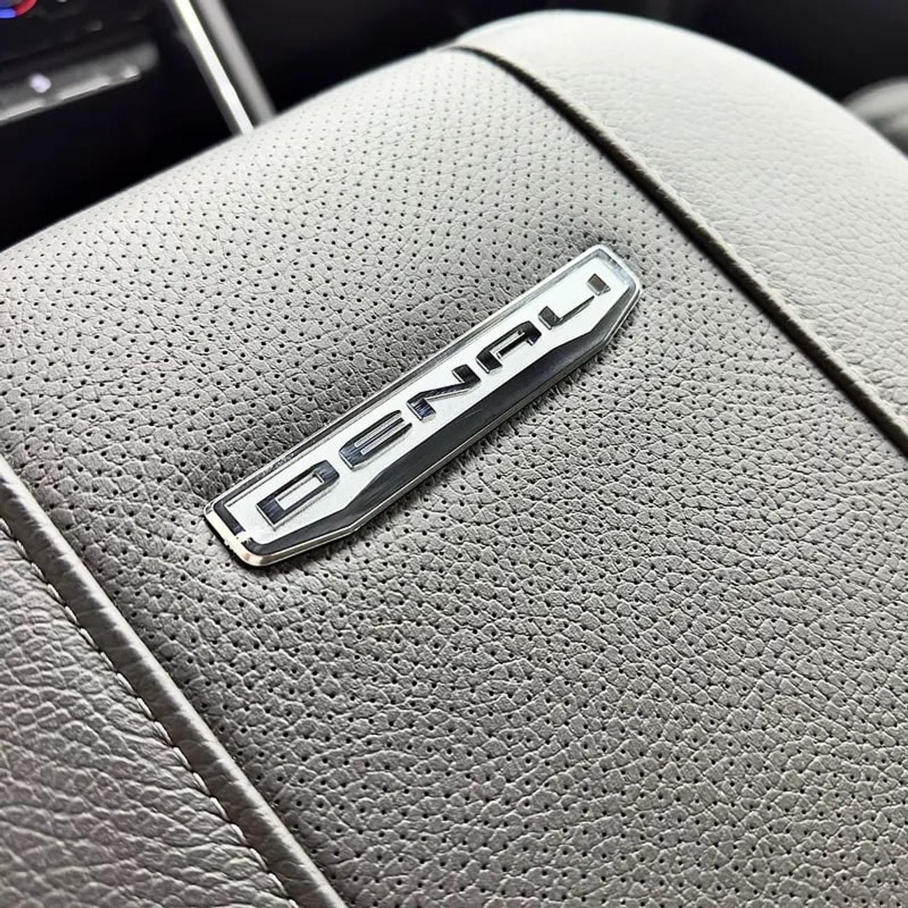 GMC Sierra 2500 HD Denali 6.0L Single Cab Utility RWD Denali 2500 HD DIESEL LONG