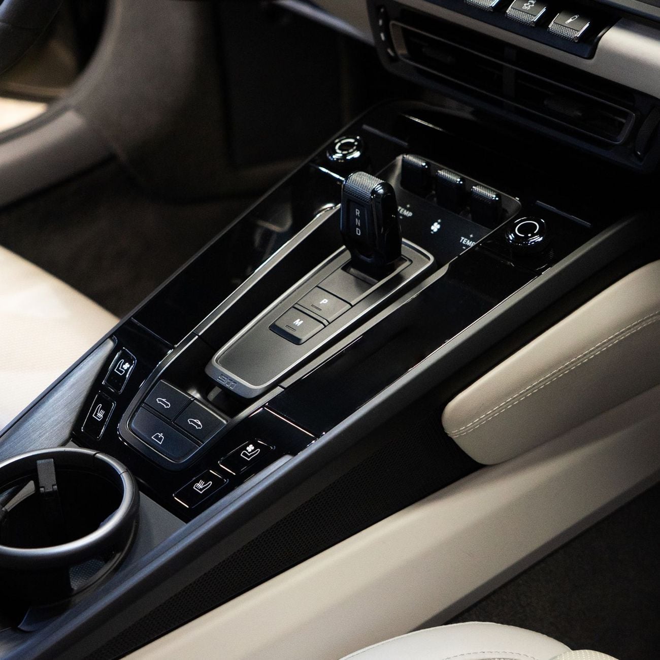 بورش 911 Carrera GTS 3.0L (475 HP) Convertible AED 11,499 pm • 0% Downpayment • Porsche 911 Carrera GTS • Age