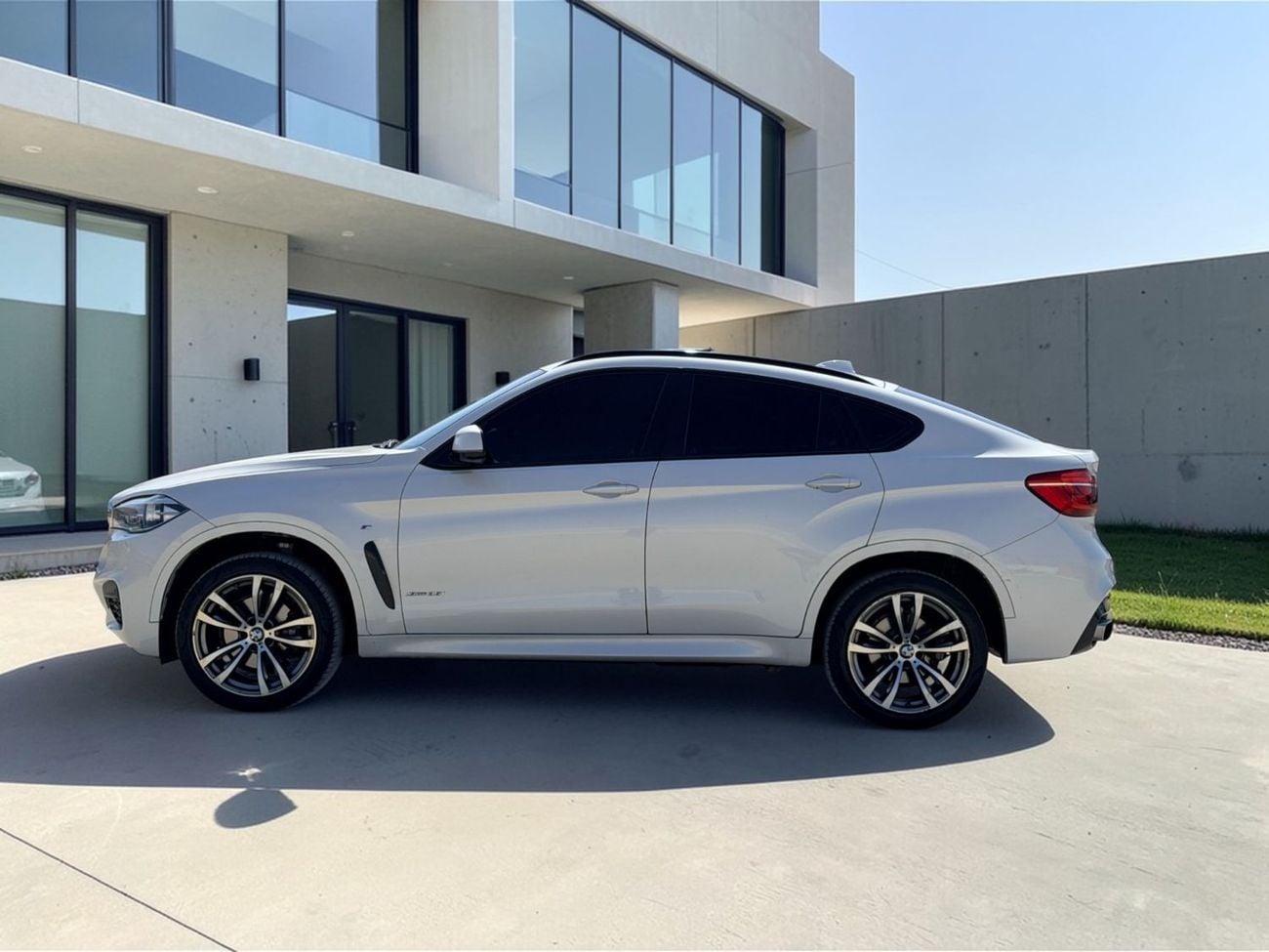 بي أم دبليو X6 AED 1,880 P.M | 0% DOWN PAYMENT | BMW X6 XDRIVE35I M KIT | AGENCY SERVICE HISTORY | 2019 | GCC SPECS