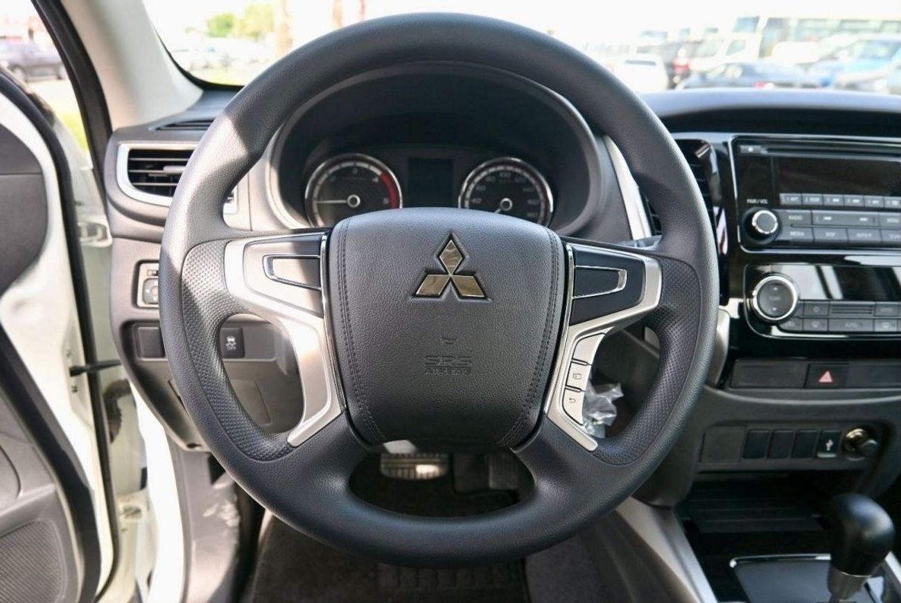 ميتسوبيشي L200 ميتسوبيشي L200 موديل 2023 ديزل 2.4 لتر ناقل حركة أوتوماتيكي أبيض من الخارج رمادي من الداخل